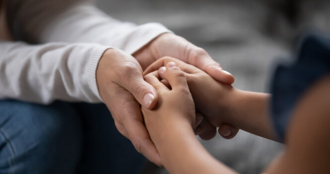 Szülők és gyermekek kezei