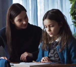 Egy nevelőapa vidékre vitte beteg mostohalányát, hogy ott elfelejthesse, és egy idős nevelőnőre bízta. Évekkel később, amikor visszatért eladni a házat, váratlan fordulat várta.