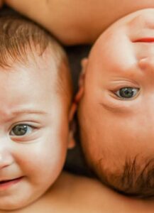 A holt újszülött testvére karjaiban, majd néhány másodperc múlva hangosan sírt