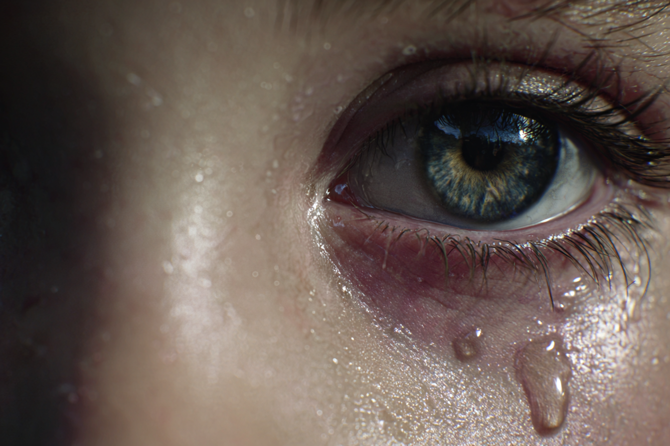 Könnyes kislány szemének közelképe