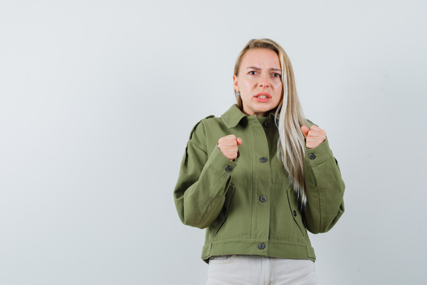 Egy dühös nő összeszorított ököllel | Forrás: Freepik