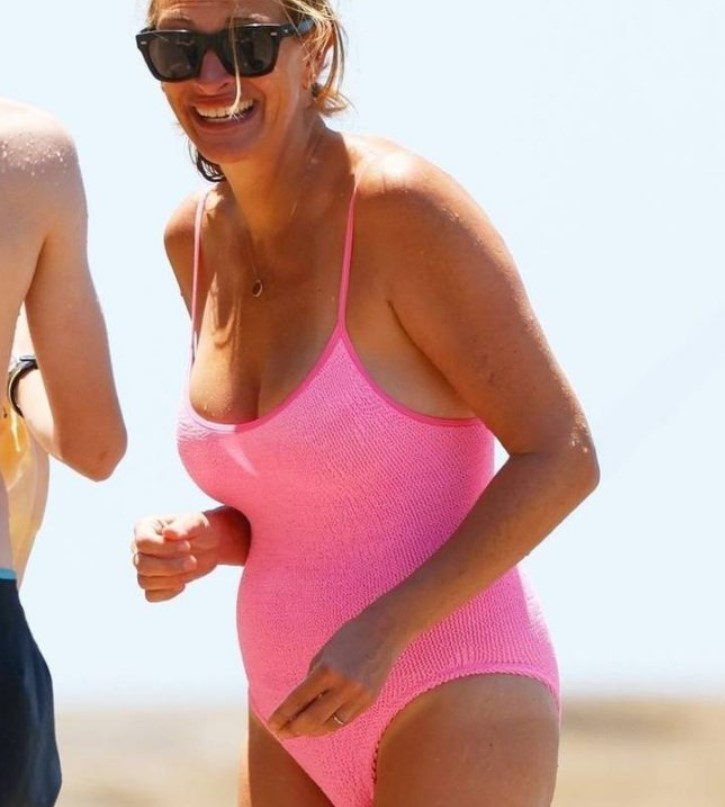 Julia Roberts rózsaszín ruhában hosszú lábakkal